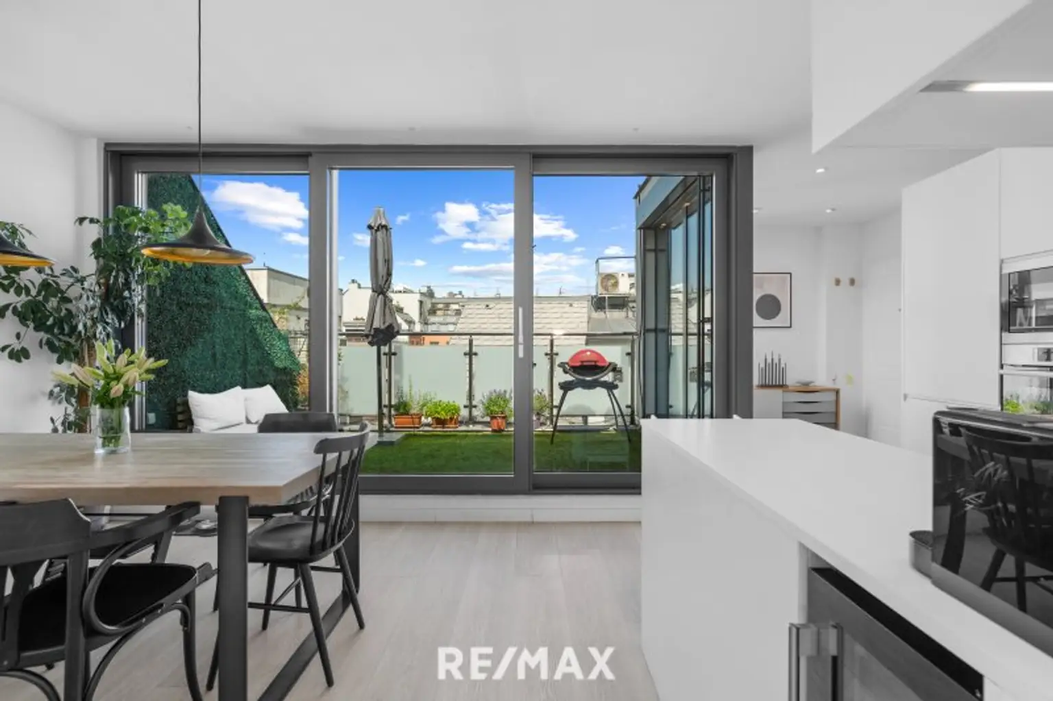 Küche - Essbereich mit Blick zur Terrasse