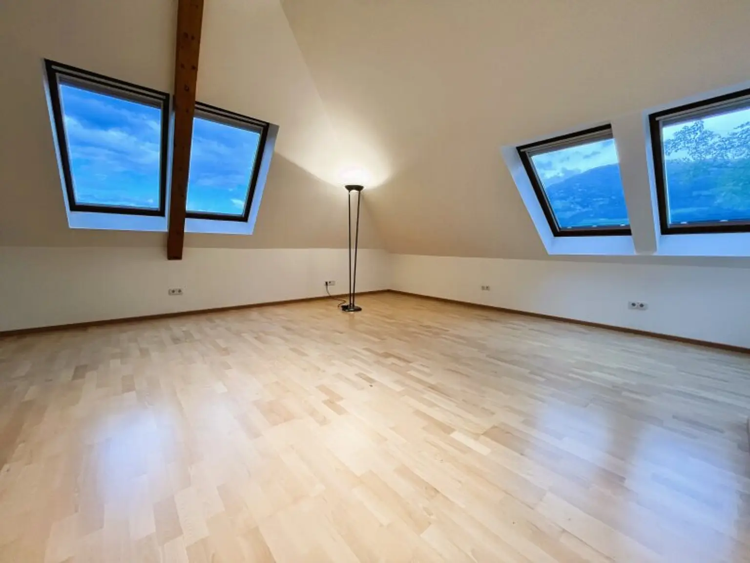 Zimmer 1 mit ca. 30m² plus 5,60m² niedriger als 1,5m