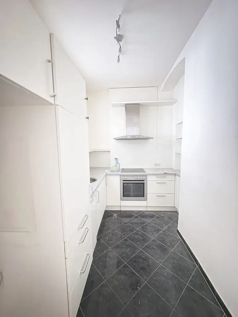 Teilsanierte 3 Zimmer Wohnung in Top Lage - 
Nahe altes AKH und Rathaus