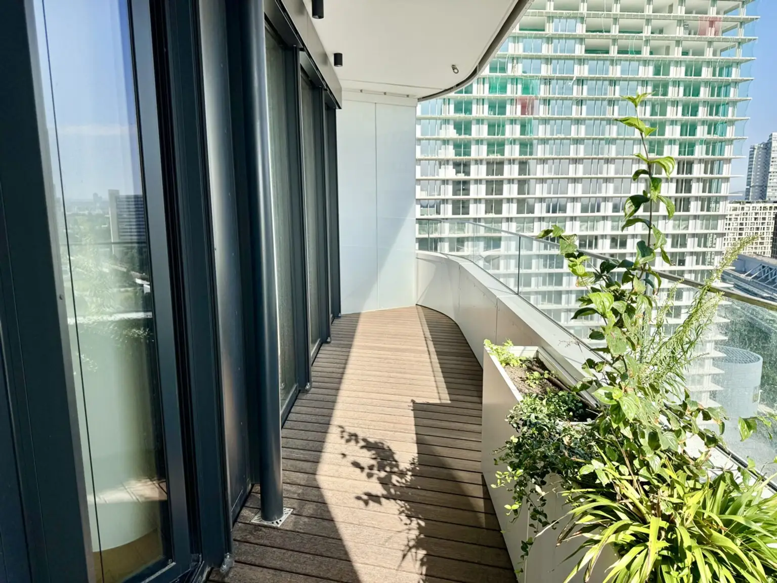 NEU: Höchste Wohnkultur - 2 Zimmer Highlight im Premium Tower inkl. Wellness und Swimming Pool
