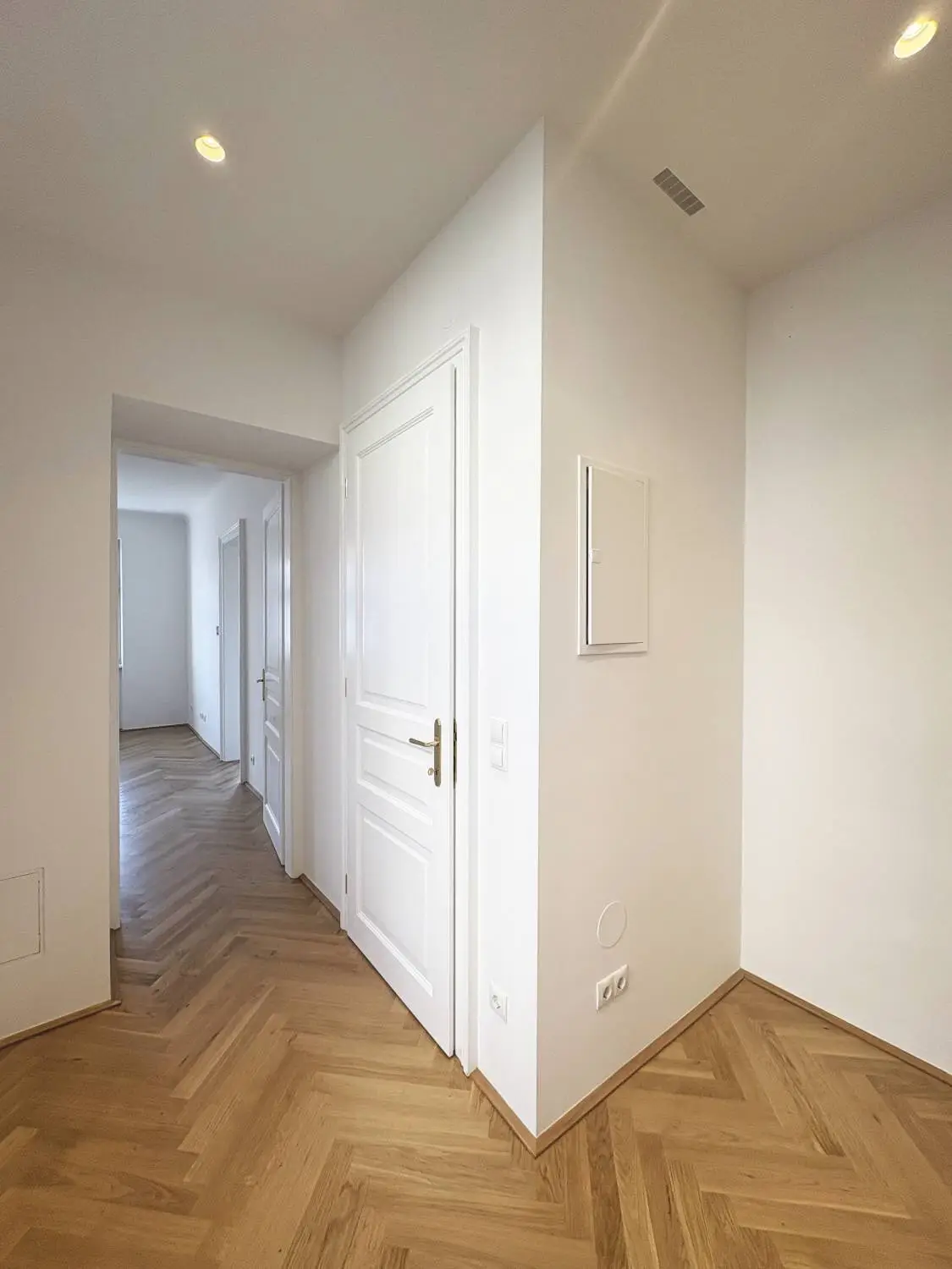 Erstbezug nach Sanierung -
Moderne 2 Zimmer Wohnung im Altbau