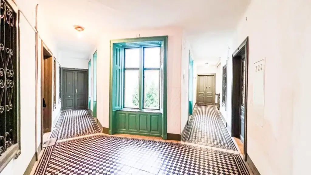3-ZIMMER-ALTBAU MIT BALKON - SANIERUNGSBEDÜRFTIG IN TOP LAGE!