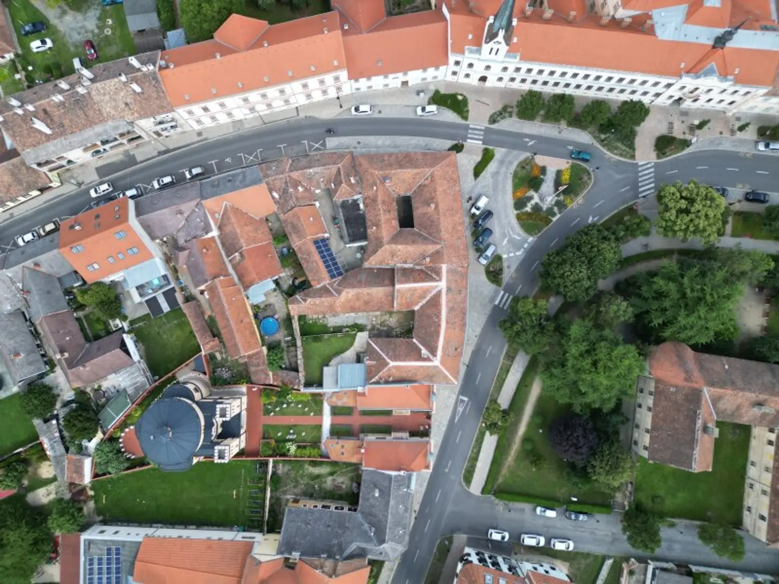 +++ Historisches Mehrfamilienhaus mit Charakter und Potenzial – eines der ältesten Gebäude Kőszegs! +++