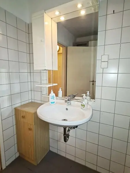 NEILREICHGASSE, sonnige 40 m2 Neubau, Einzelwohnraum, Komplettküche, Duschbad, Parketten, 1. Liftstock