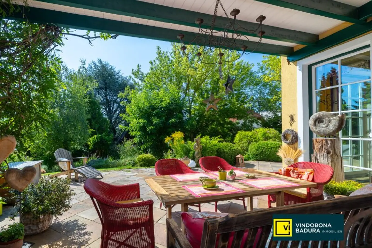 Stadt trifft Land: Exklusive Villa mit Gartenidylle und Schwimmbiotop in Ruhelage.