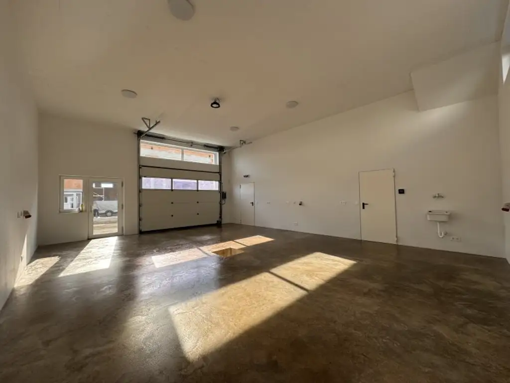 1A Gewerbebetrieb mit Halle und Büroräumen: Erstbezug mit Top-Ausstattung!