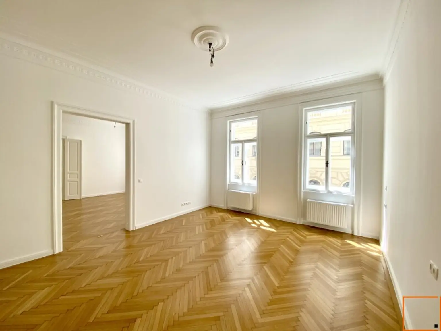 Museumsquartier: Erstbezug: Elegante 5,5 Zimmer-Altbauwohnung mit Balkon