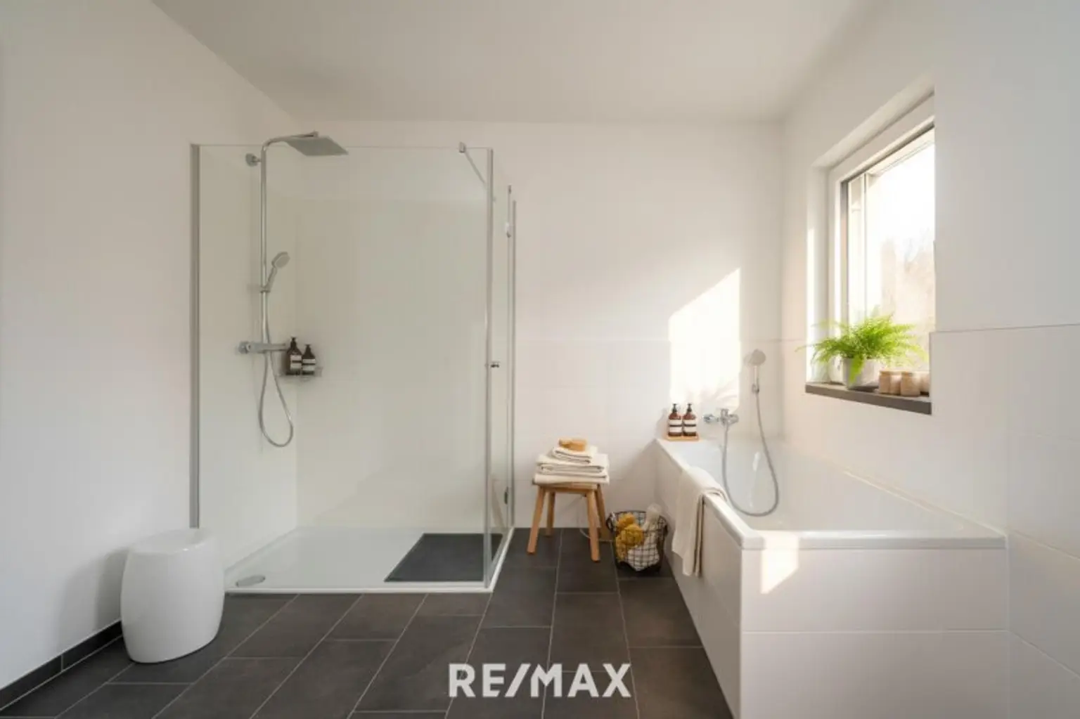 Badezimmer mit Blick zur Dusche u. Wanne (OG)