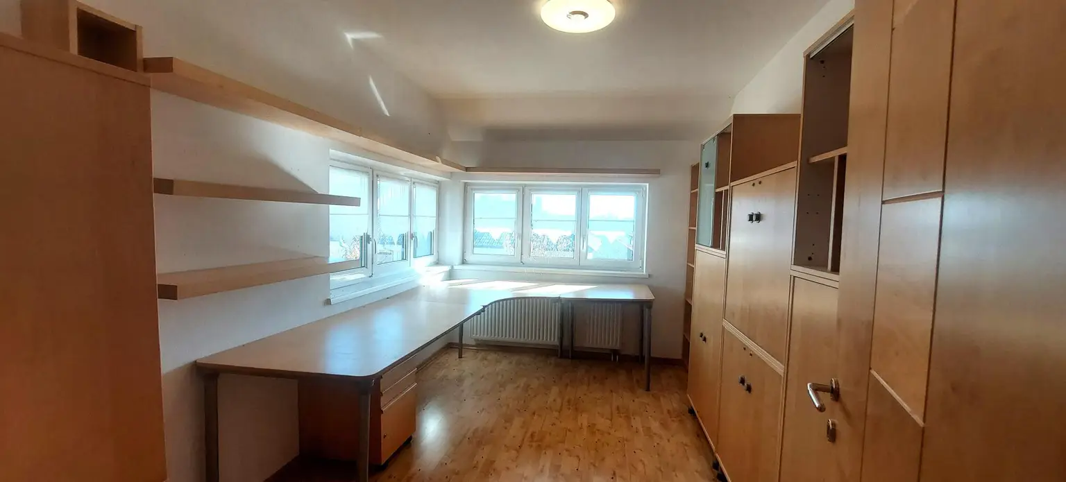 Großzügige Villa mit mehreren Wohneinheiten für viele Nutzungen