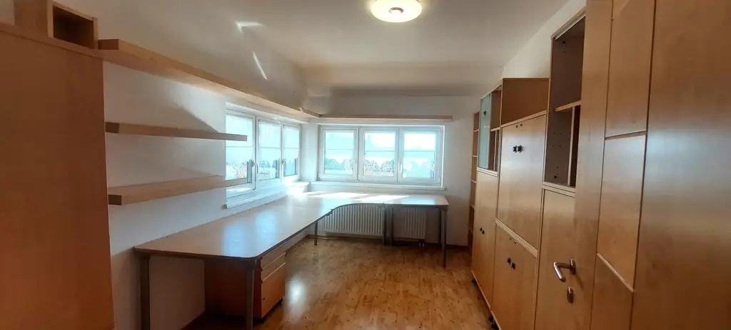 Großzügige Villa mit mehreren Wohneinheiten für viele Nutzungen