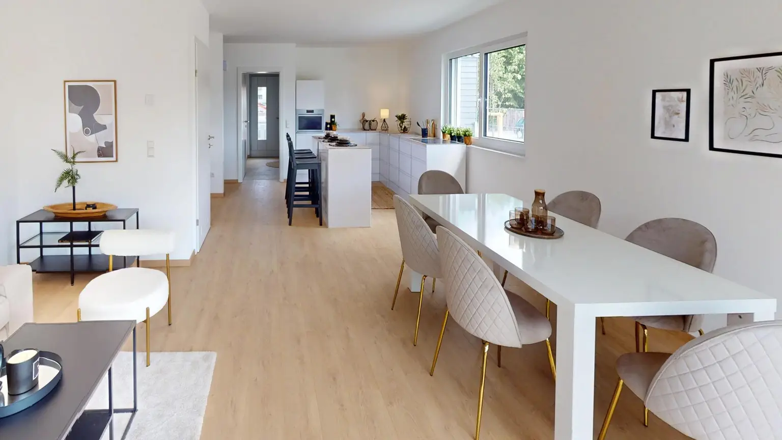 Wohn-Esszimmer mit offener Küche