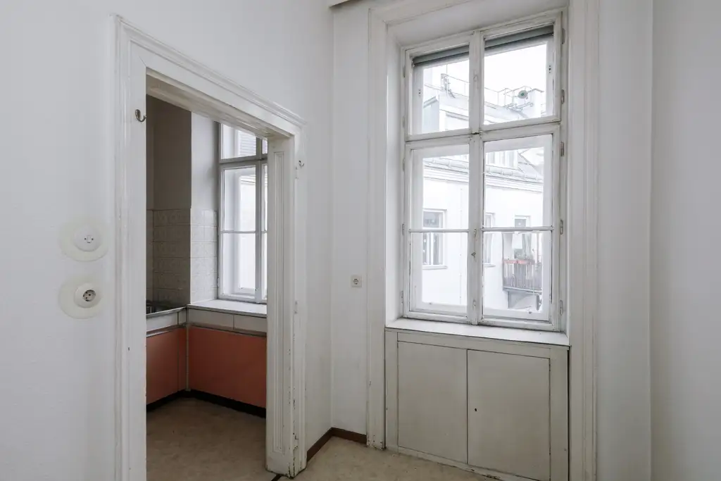 Sanierungsbedürftiges 3 Zimmer Altbau-Juwel mit Balkon in sehr guter zenraler Lage von Döbling!