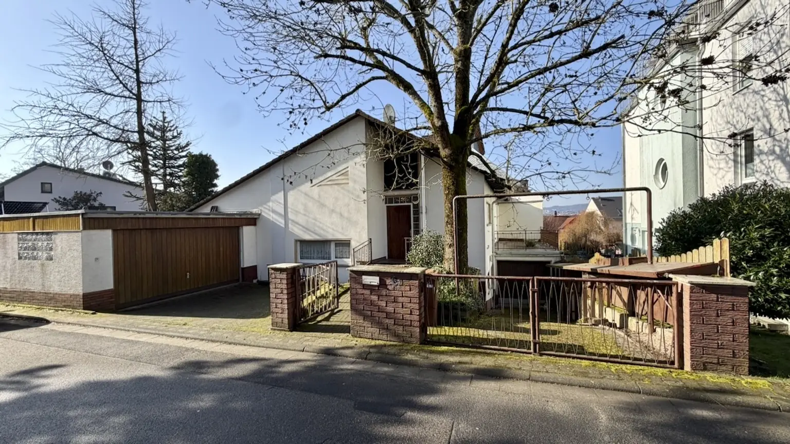 METZ IMMOBILIEN - Architektenhaus mit Hofgarten und viel Potenzial