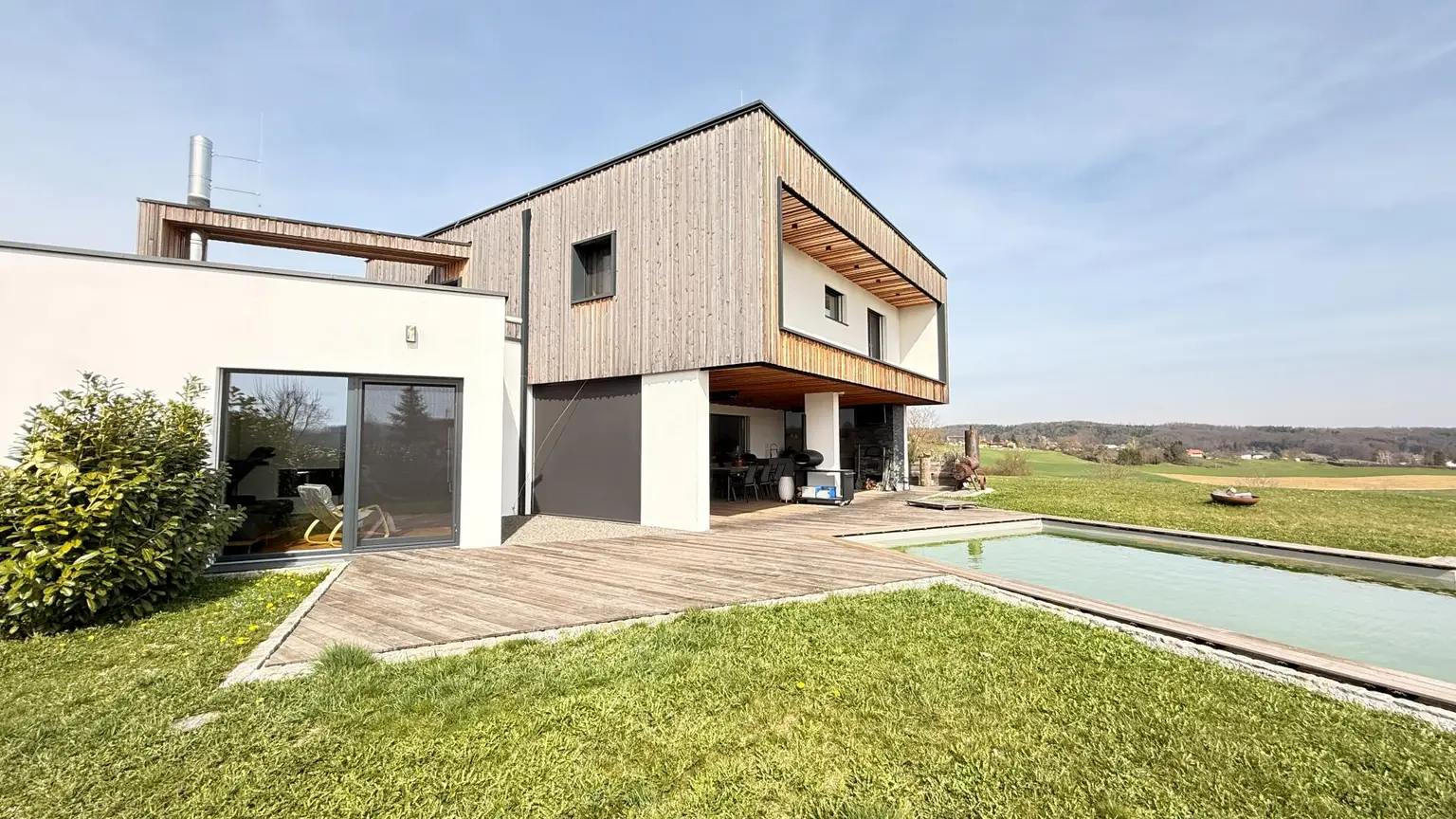 Ansicht mit Infinity Salzwasserpool