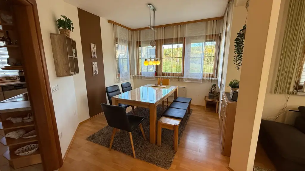 Bezugsfertiges Fertigteilhaus auf einem sonnigen Grundstück