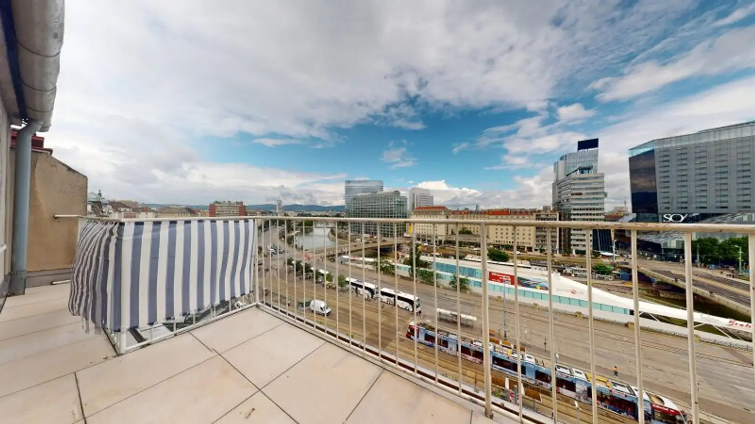 Dachgeschoßwohnung mit Terrasse und traumhaftem Fernblick - Klimaanlage!  City Apartment with a View - Air conditioning!
