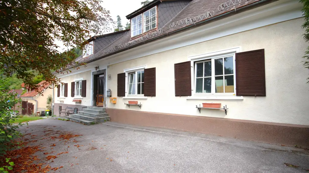 Großzügiges, sanierungsbedürftiges Altbauhaus mit Charakter und Potenzial