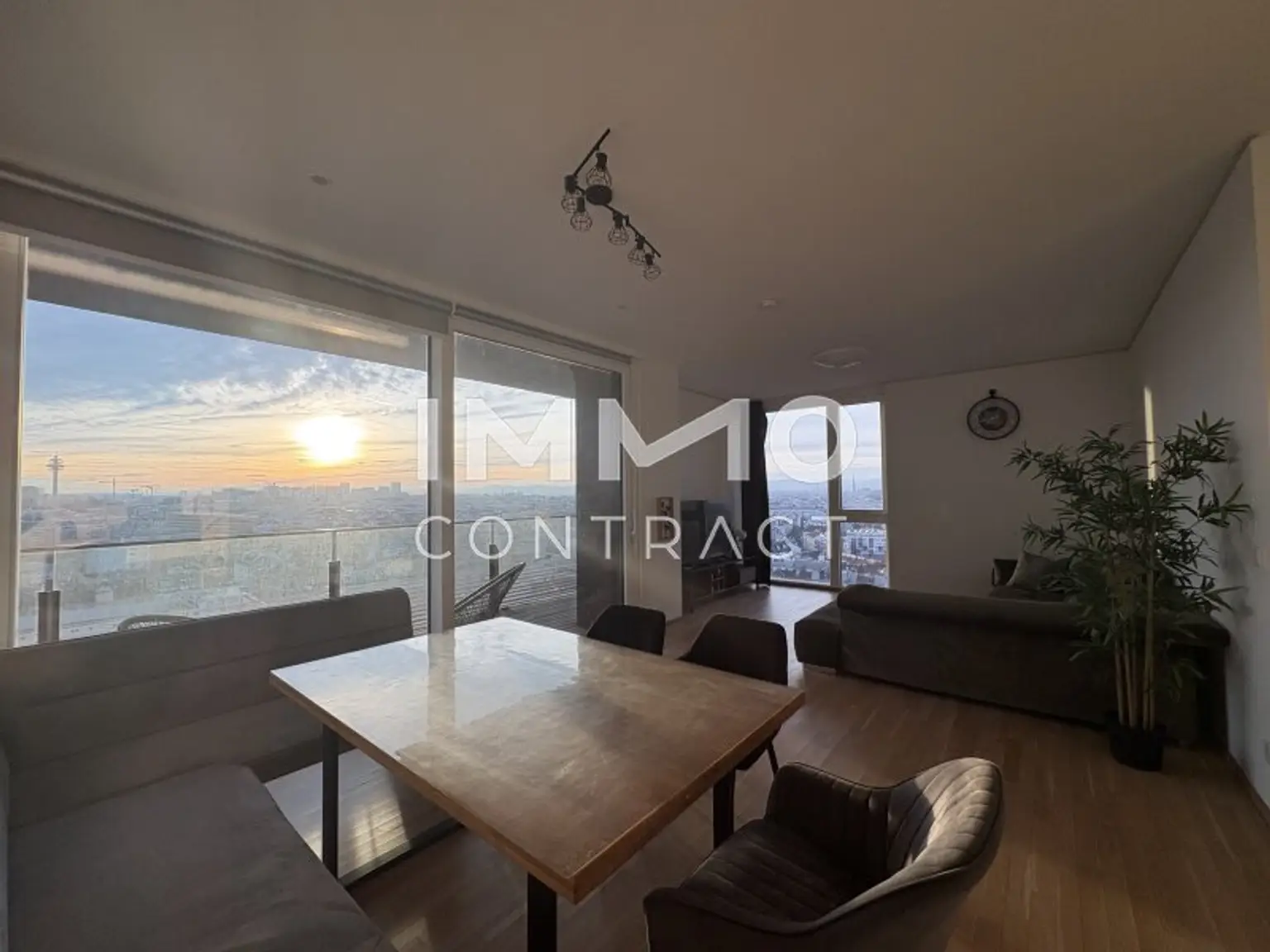 Stephansdom & Sonnenuntergang inklusive: Gemütliche Vierzimmer-Wohnung mit Concierge, Party & BBQ Lounge, Pool usw.