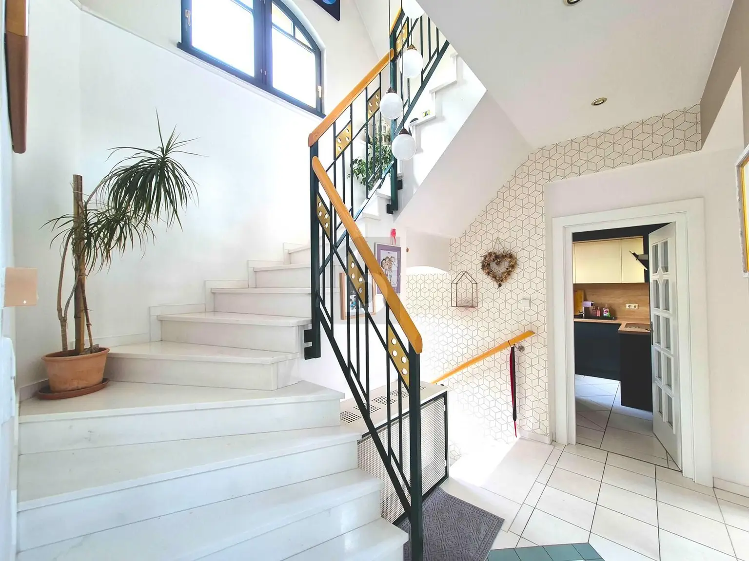 ZEITLOSE ELEGANZ MIT TRAUMHAFTEM GARTEN!