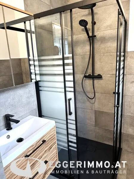 5710 Kaprun: Newly renovated 3-room apartment in a quiet location in Kaprun, near the center, available for rent from November 2025. Parking space available!