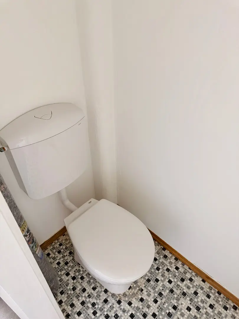 separates WC