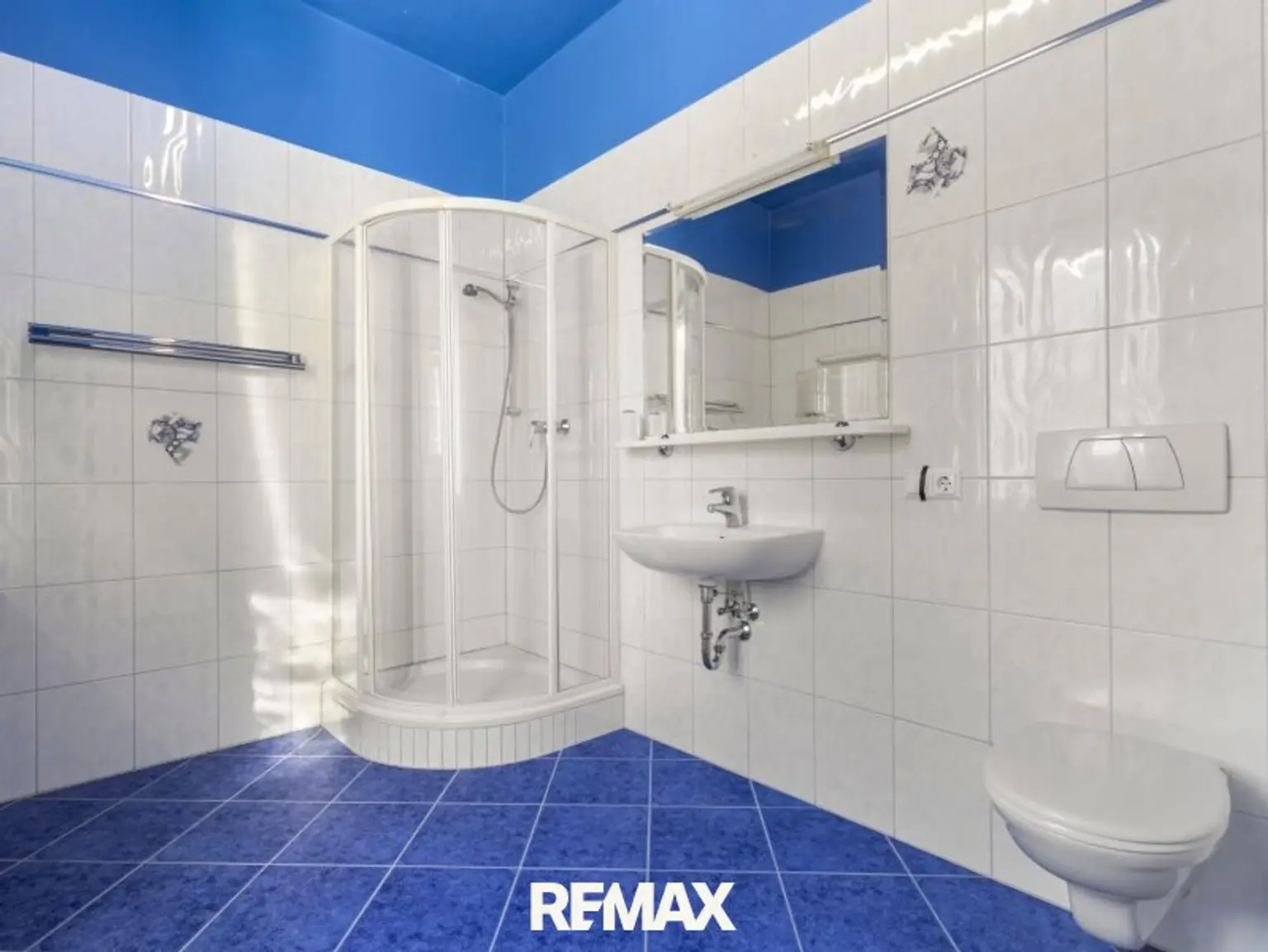 Badezimmer in Weiß und Blau