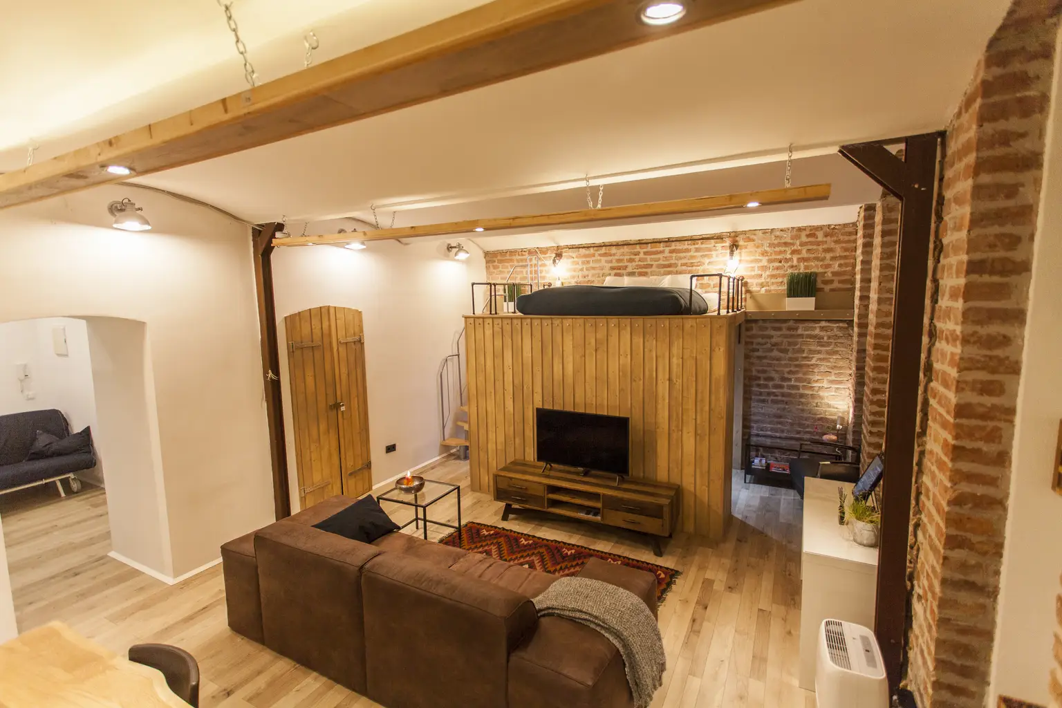 Moderne Souterrain Loft im Altbaustil ~ Kompakt eingerichtet ~ AKH Nähe ~ Gute öffentliche Anbindungen