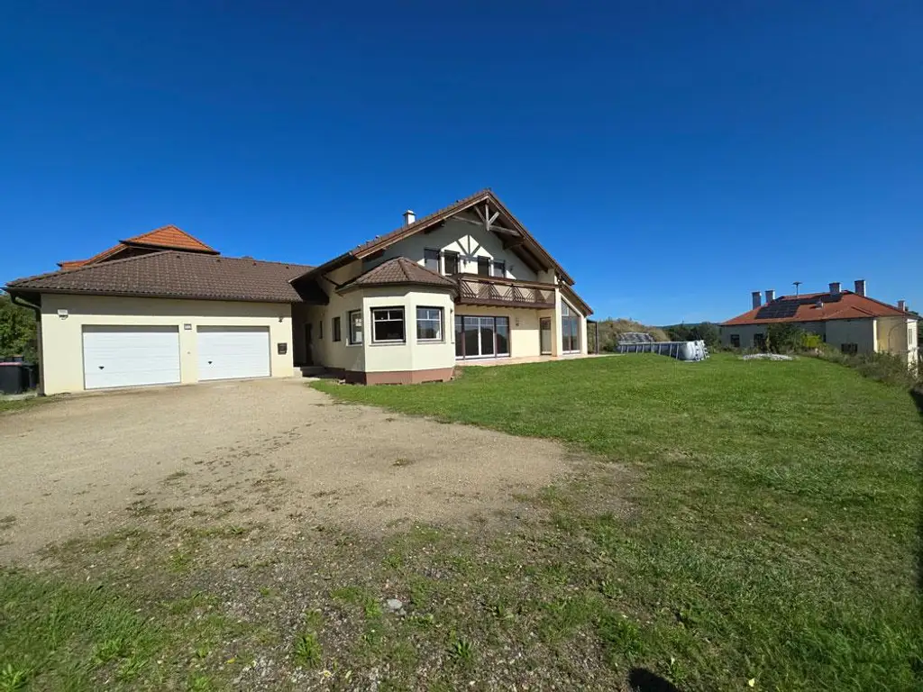 3701 Großwiesendorf/bei Großweikersdorf: Wunderschönes Einfamilienhaus mit Wohnkeller, Doppelgarage und Weinröhre