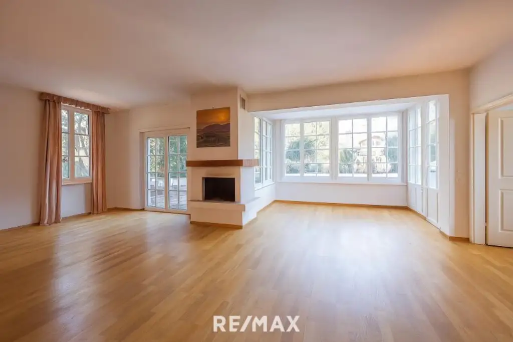 Elegante Villa im Landhausstil mit Riesengarage