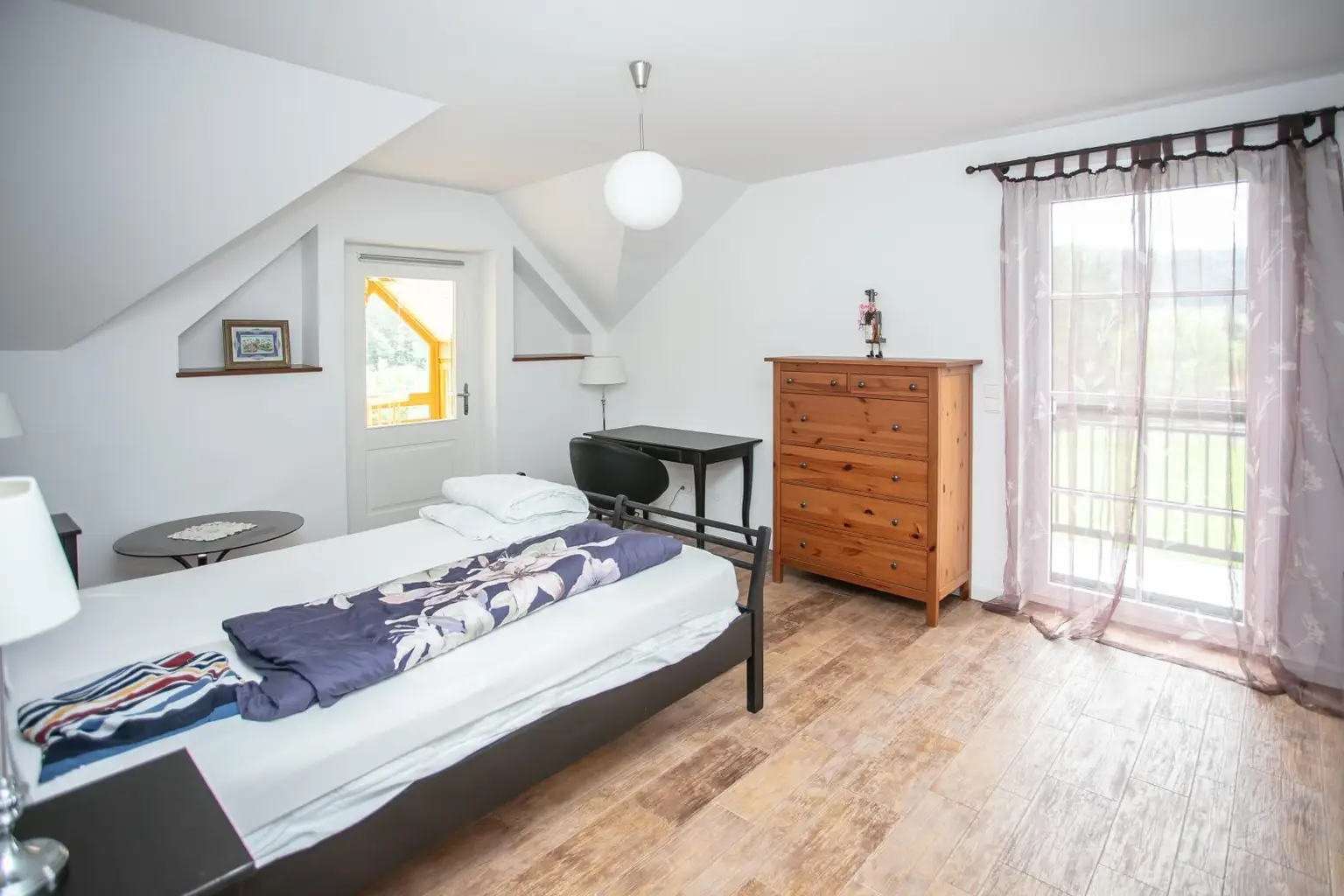 OG -Kinderzimmer mit Balkon u