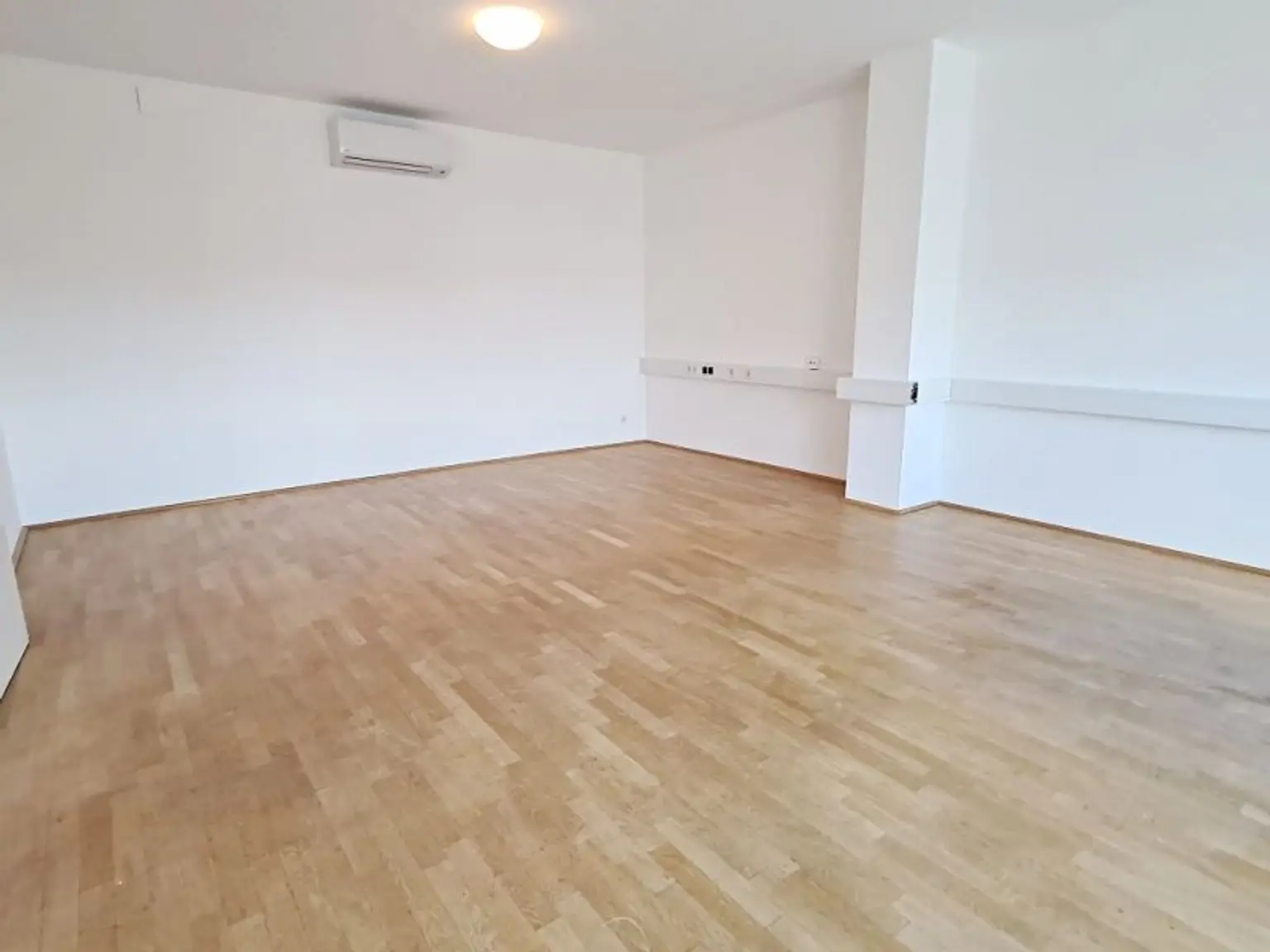 ZIEGLERGASSE bei FUZO Mariahilfer Straße, 141 m2 Bürofäche, 3 Zimmer, Serverraum, Küche, Klimaanlagen, Dachgeschoß