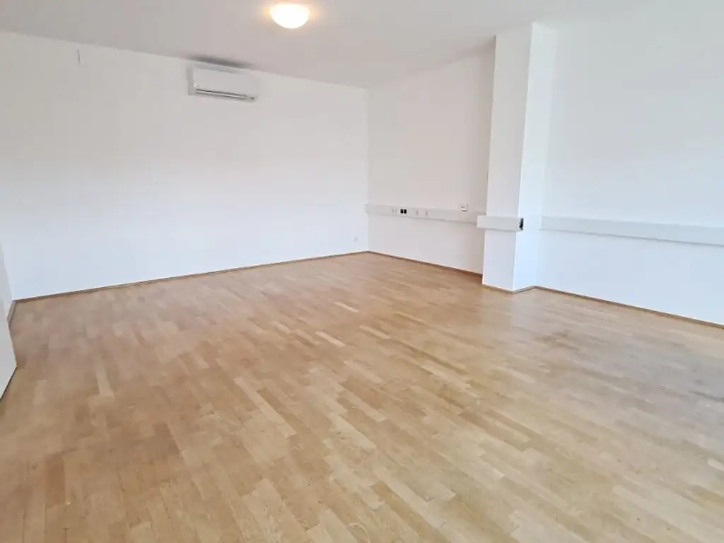 ZIEGLERGASSE bei FUZO Mariahilfer Straße, 141 m2 Bürofäche, 3 Zimmer, Serverraum, Küche, Klimaanlagen, Dachgeschoß