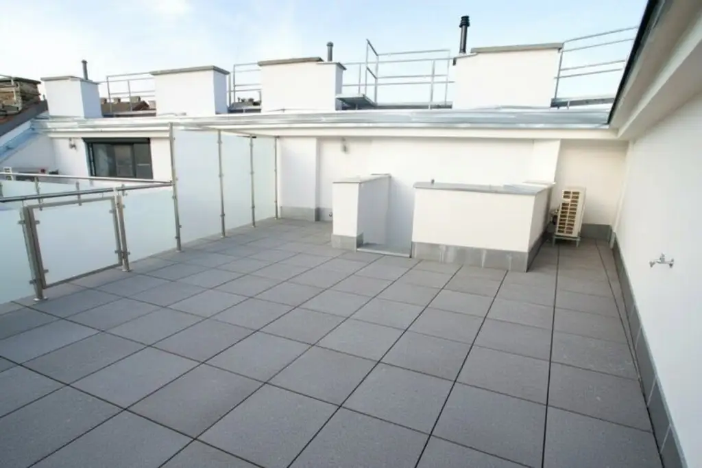 Sonnige Dachterrassenwohnung - Klimatisiert - Top Zustand - nähe U3