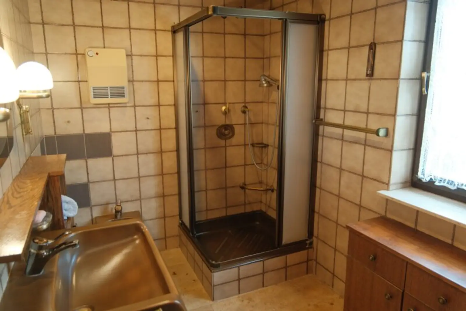 Zistersdorf: A5 - Nähe: großzügiges Wohnhaus ( 2 Wohneinheiten ) mit traumhaften Garten, Garage und Werkstatt