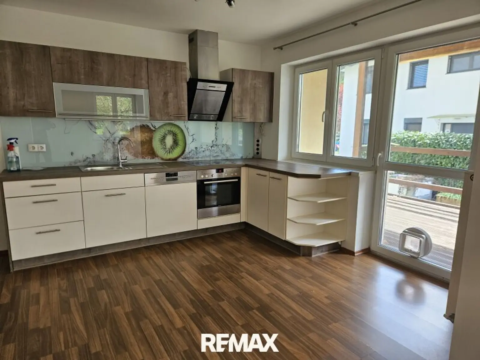 Küche mit Blick auf Terrasse