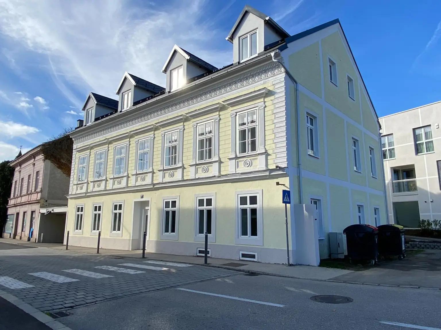 COMING SOON! Exklusive Wohnungen mit 54 - 57 m² Wohnfläche, Balkon / Terrasse, Tiefgaragenplatz und Villen Flair zu vermieten in Vorstadt Vöcklabruck
