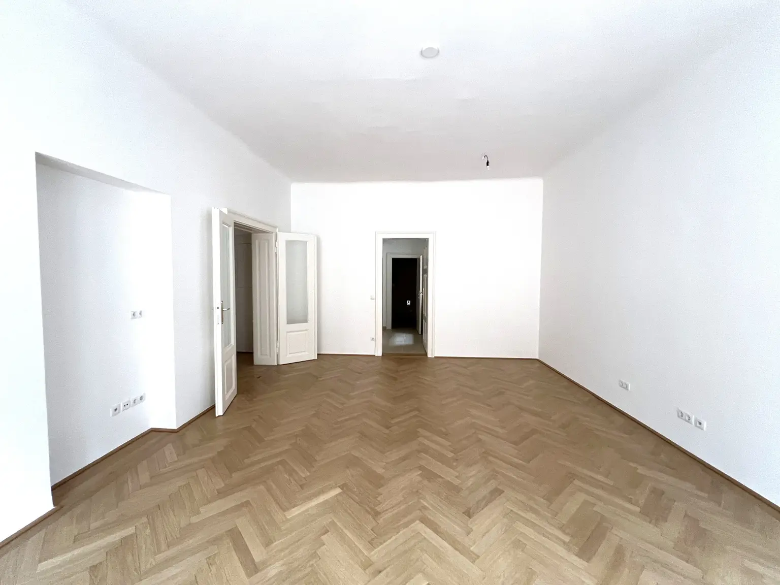 UNBEFRISTET: Ruhige, charmante Altbauwohnung im Herzen Wiens / Charming apartment in an old-style building in the heart of Vienna