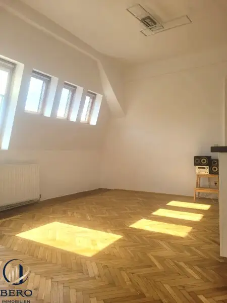 "Diese 5 Zimmer-Altbauwohnung mit sonniger Terrasse wartet genau auf SIE"
