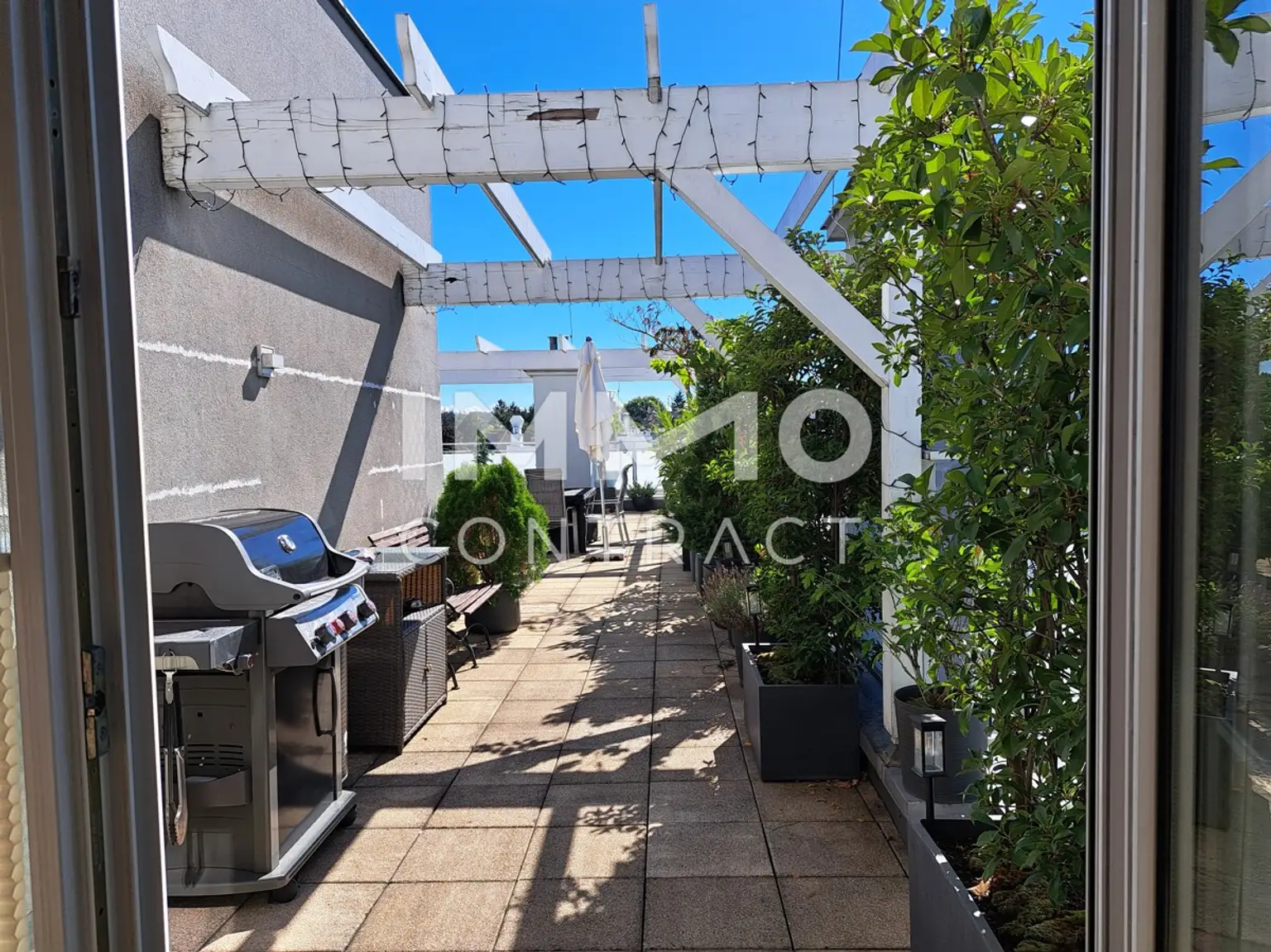AUßERGEWÖHNLICHE DACHGESCHOSSWOHNUNG mit XL- Terrasse und XL Garagenplatz- Topzustand- Top Preis in 1130 Wien !