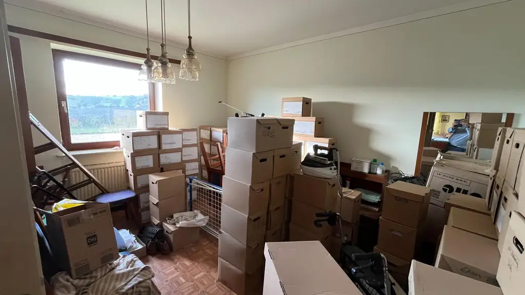 Haus in ruhiger Lage mit Erweiterungsmöglichkeit und großem Nebengebäude!