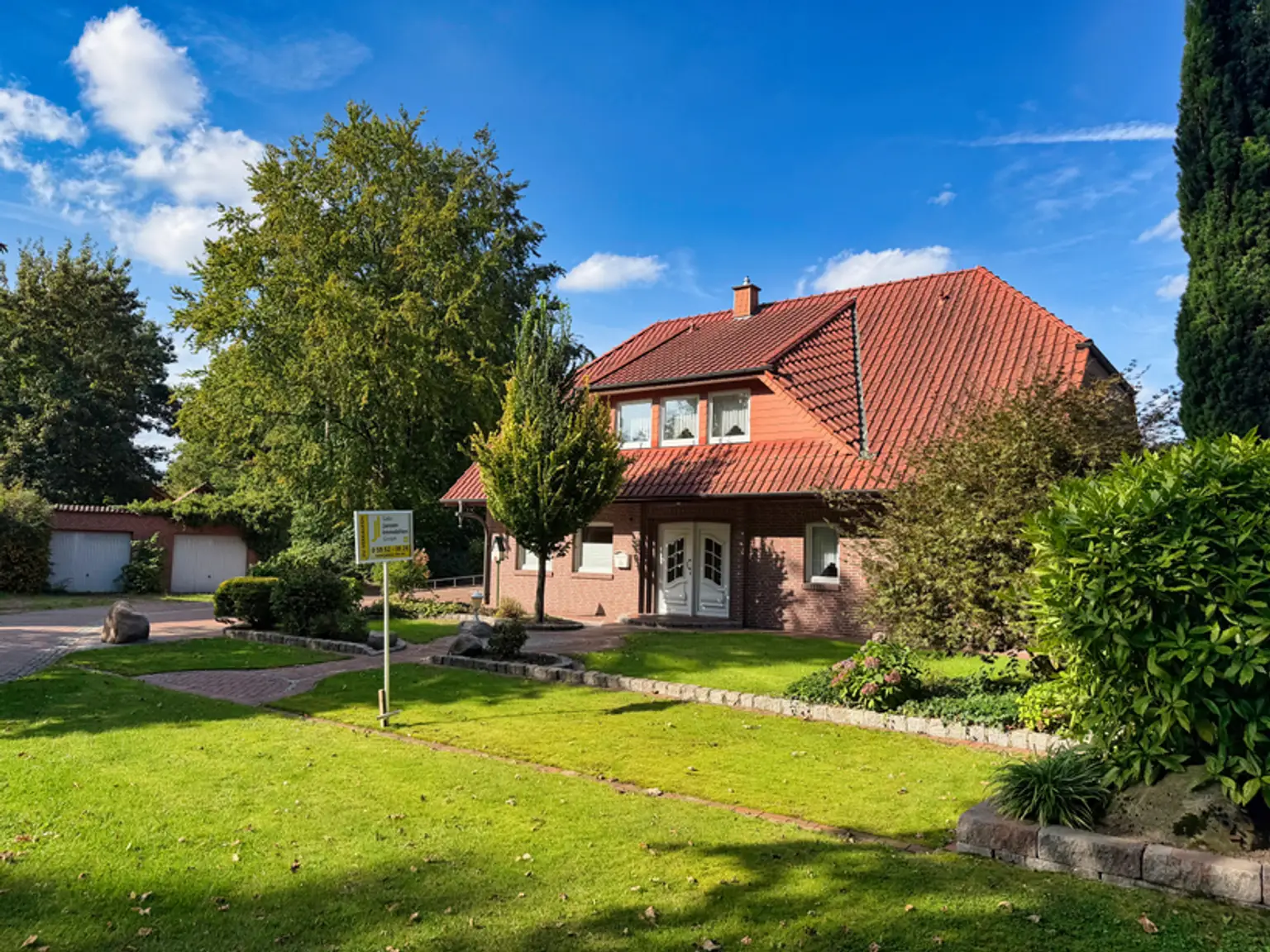 Mitten im Ort! Einfamilienhaus auf großzügigem Grundstück!