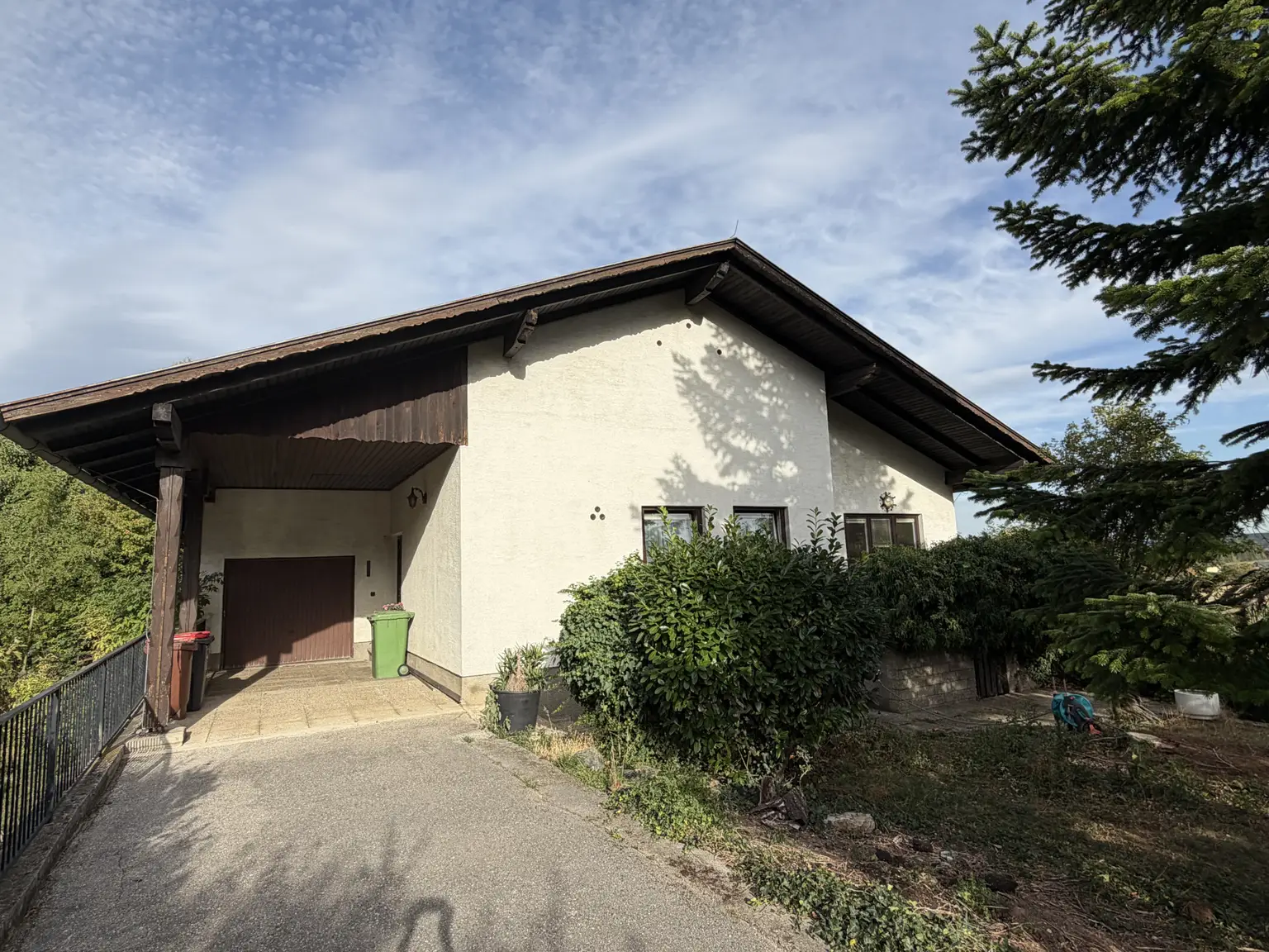 Hausansicht, Garage, überdachter Stellplatz und Eingangsbereich
