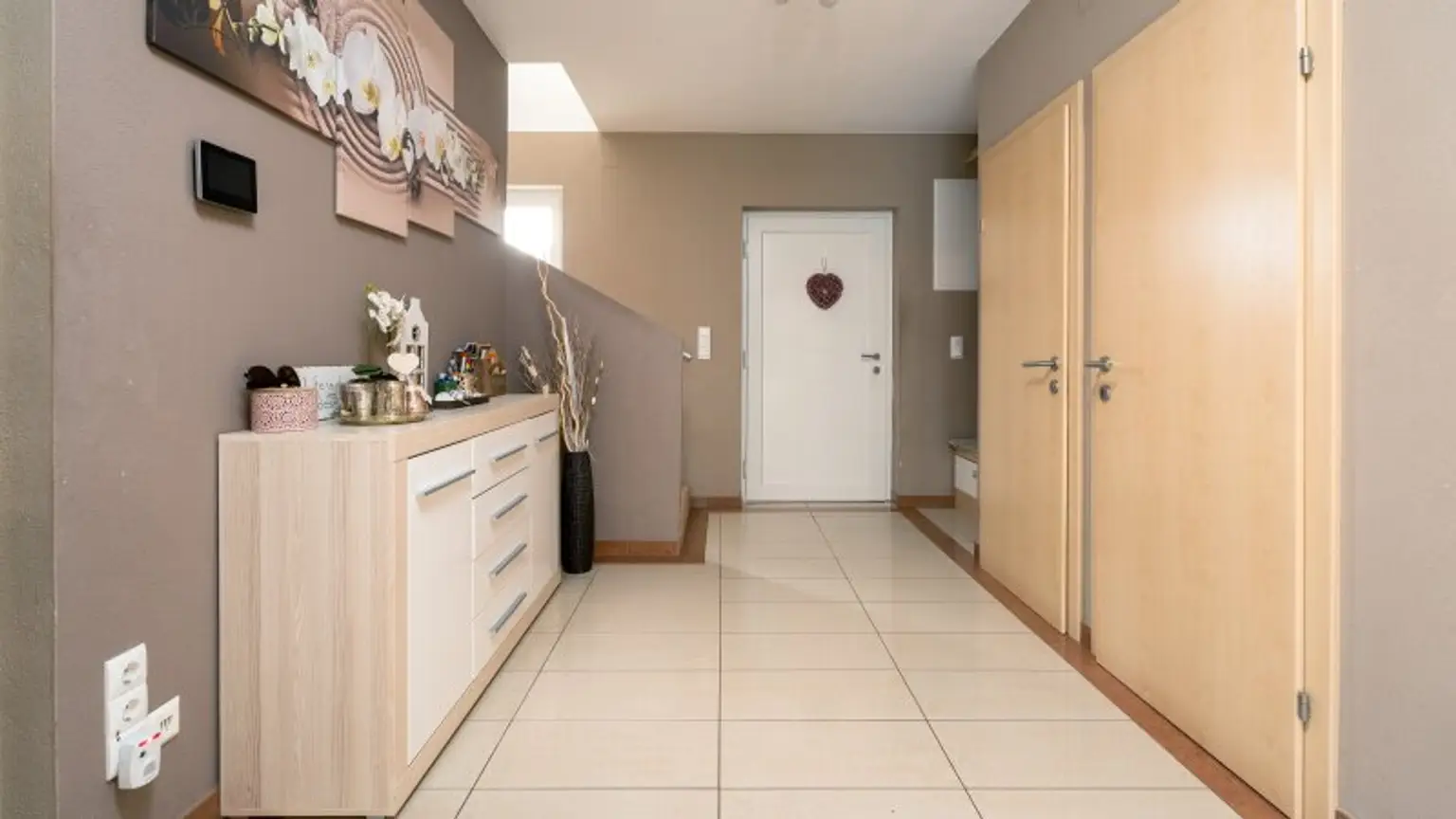 ! "take your bags and move in" ! 4,5 Zimmer, Terrasse, Garage & Pool! Grünruhelage!