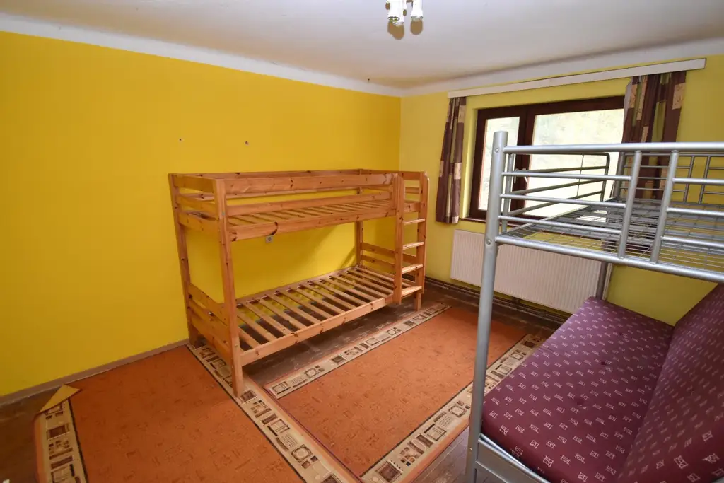 Wohnhaus mit SANIERUNGSBEDARF