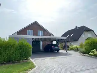 Hausansicht mit Carport