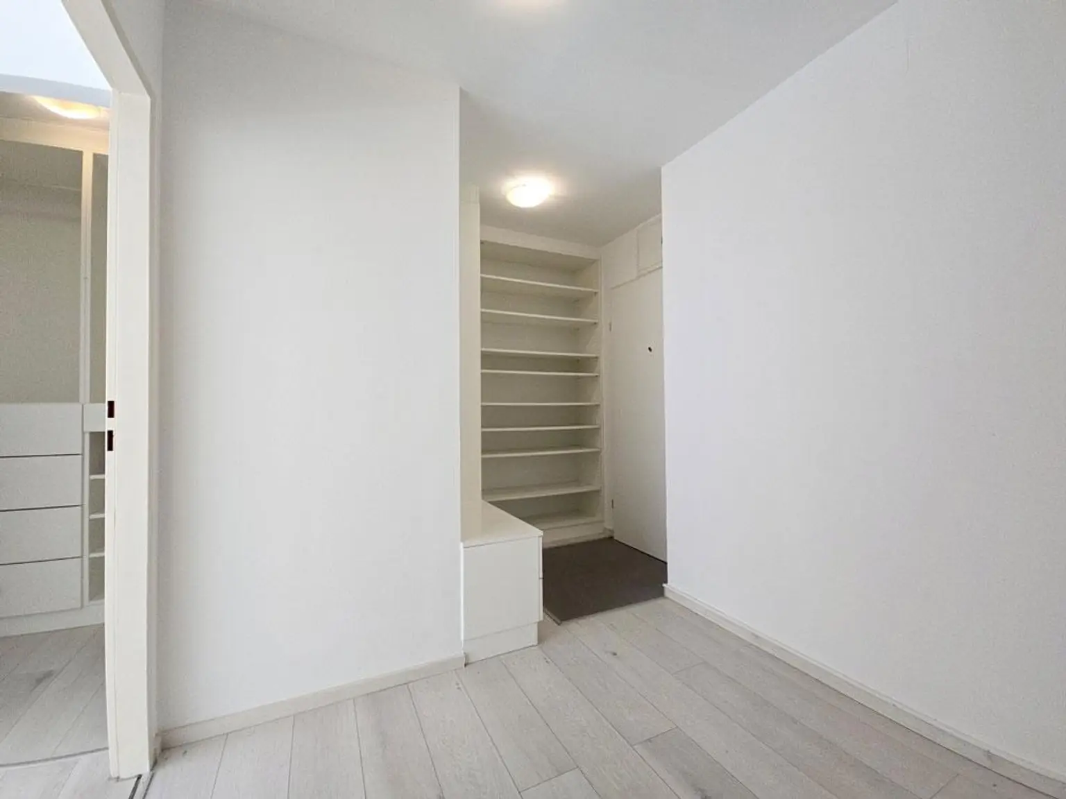 RESERVIERT! 1200 Wien/Leystraße: Zw. Donau und Donaukanal: Entzückende Garconniere mit Loggia