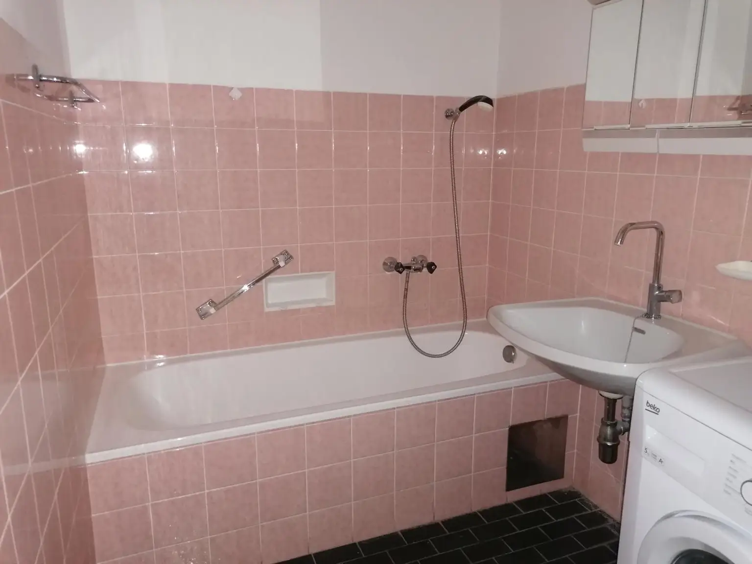 Wohnung mit Sanierungsbedarf – 74 m² Wohnfläche + Loggia und Kellerabteil