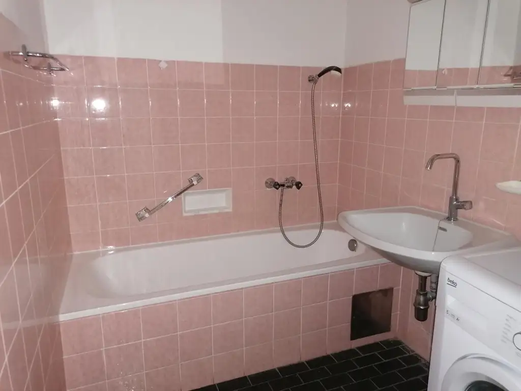 Wohnung mit Sanierungsbedarf – 74 m² Wohnfläche + Loggia und Kellerabteil