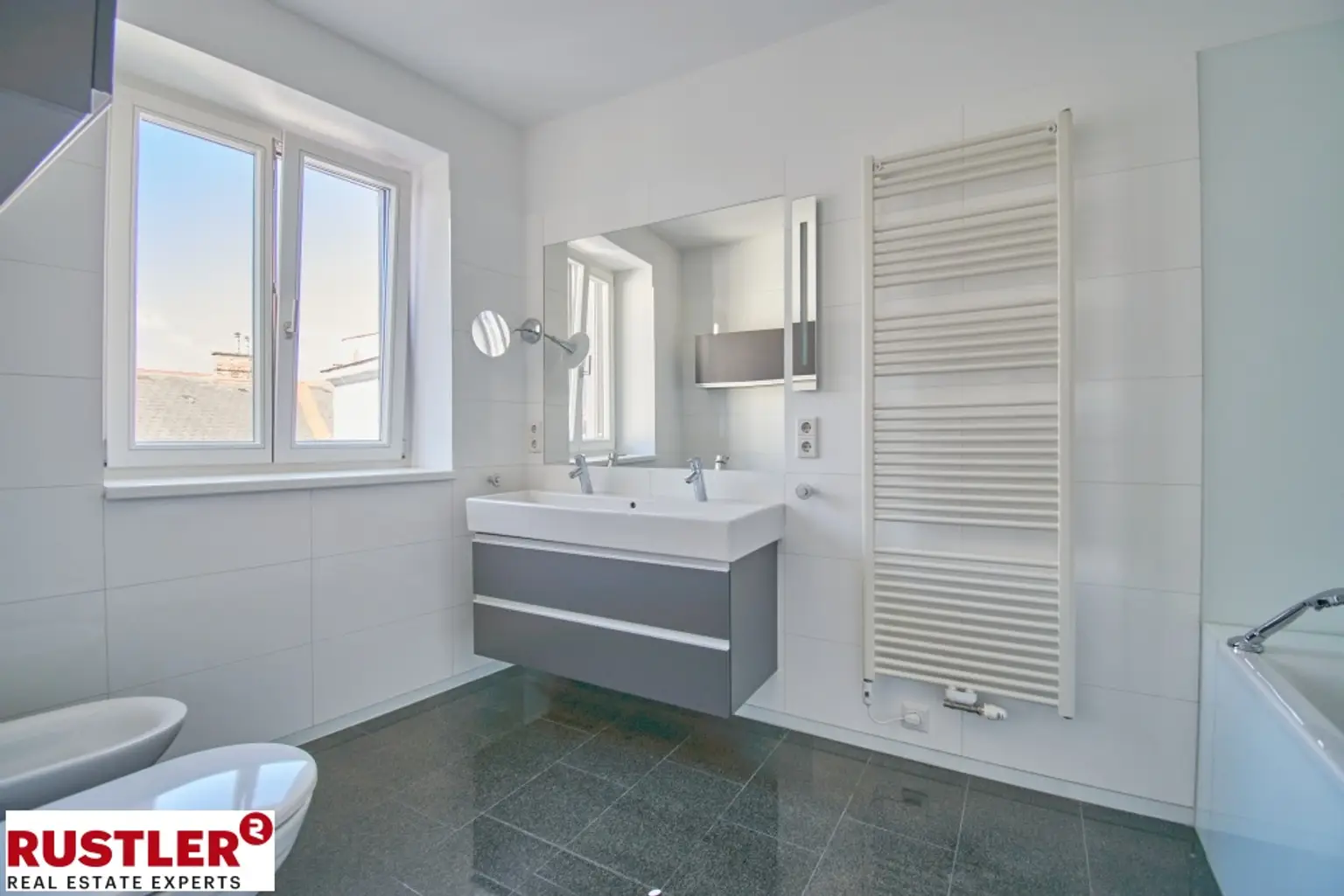 TRAUMHAFTE DG-WOHNUNG MIT BLICK AUF DIE KARLSKIRCHE!
