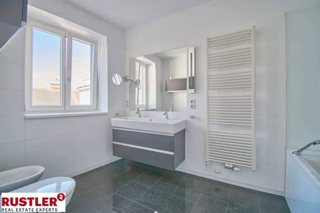 TRAUMHAFTE DG-WOHNUNG MIT BLICK AUF DIE KARLSKIRCHE!